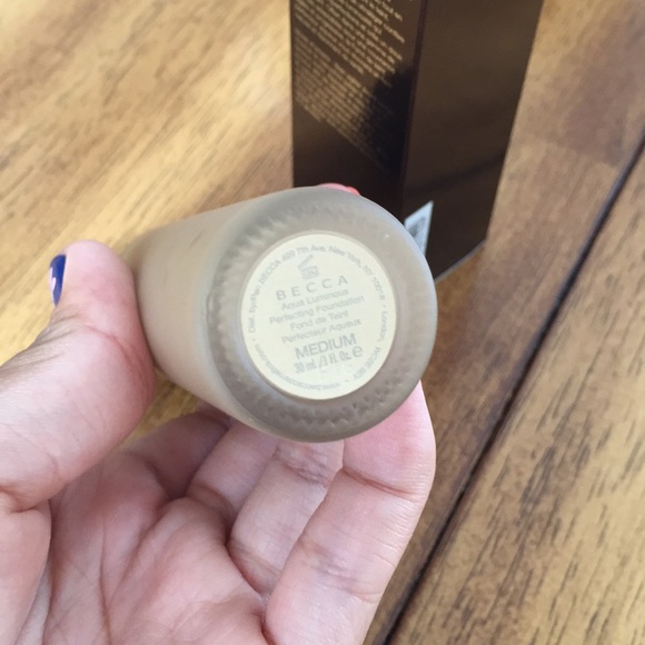Becca aqua luminous foundation - Picture 3 of 3